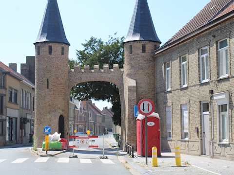 De Westpoort in Lo is gerestaureerd. Straks kunnen fietsers opnieuw onder de poort rijden. Voor wagens zal doorgang onder de poort verboden zijn.