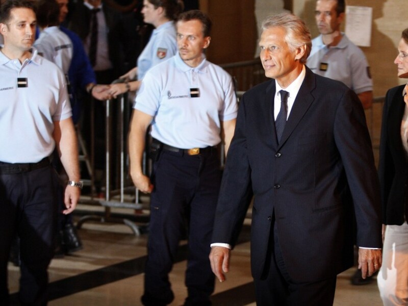 Dominique de Villepin was van 2005 tot 2007 Frans premier. Nu staat hij in Parijs terecht in het Clearstreamproces.