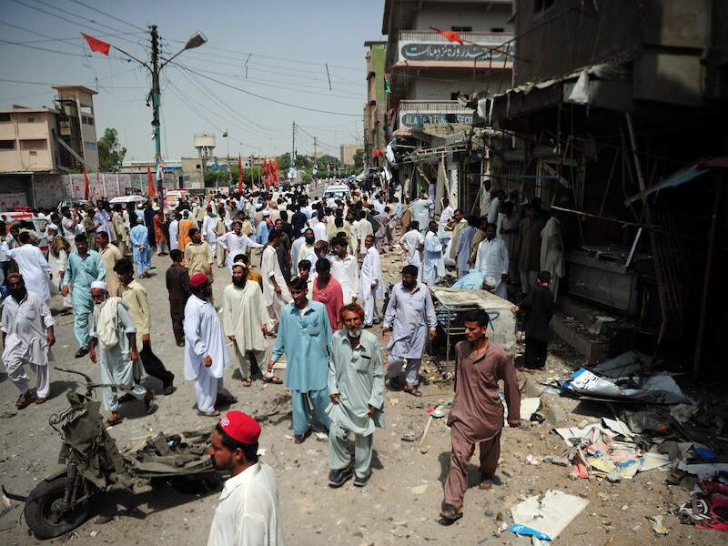 Mensen verzamelen zich op de plek van de aanslag in Karachi.