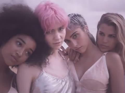 Lourdes Leon, met de vlechtjes, kijkt zwoel in de camera.