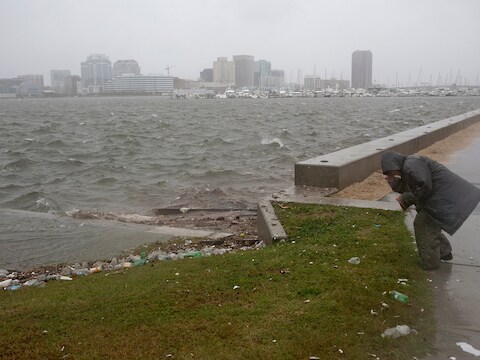 Regen en wind geselen de oevers van de Elizabeth-rivier in Portsmouth, Virginia.