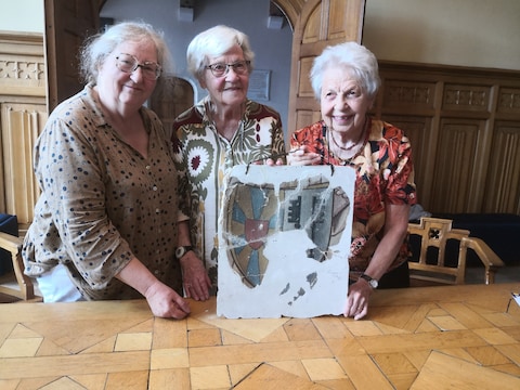 Georges Dedye uit Verviers verzamelde brokstukken van wapenschild Pervijze tijdens WOI. Zijn dochters en kleindochter schenken dat nu aan stad Diksmuide. Foto: kleindochter Anne-Christine Leloup, dochters Christiane en Monique