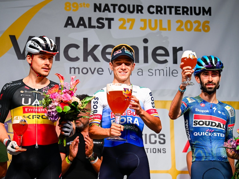 “Makkelijk terug neerdalen op aarde? Tuurlijk, ik ben nooit opgestegen”: Aalst eert Remco Evenepoel, die criterium wint, in stijl 