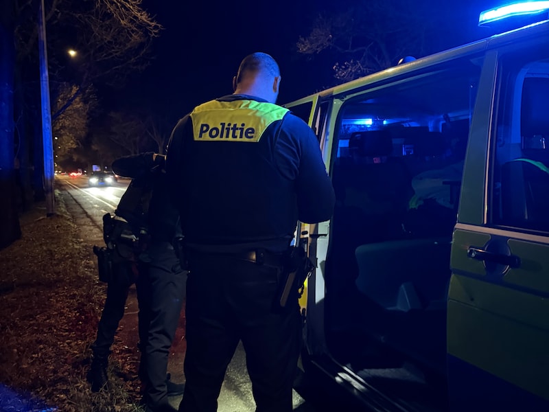 Dronken bestuurder knalt voortuin in Kalmthout binnen: bewoonster schrikt wakker van luide klap