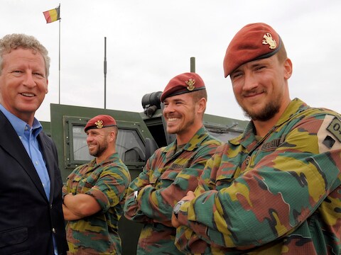 Archiefbeeld van De Crem op bezoek bij Belgische militairen in Kunduz.