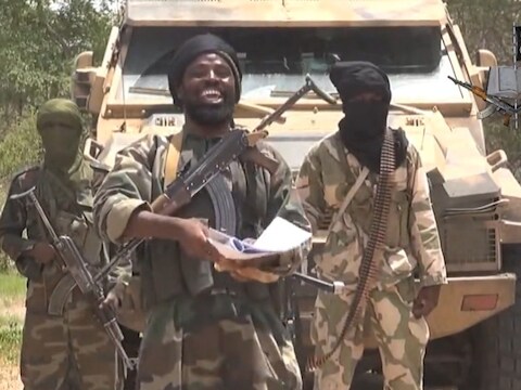 Videostill van Boko Haram-leider Abubakar Shekau (M), die persbureau AFP zondag publiceerde.