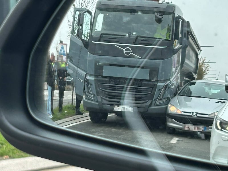 Een vrachtwagen en een auto kwamen maandag met elkaar in aanrijding op de Slachthuislaan in Antwerpen.