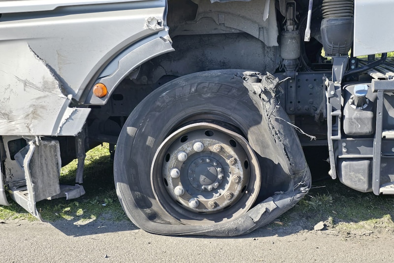 Bestuurster belandt met auto op zijkant