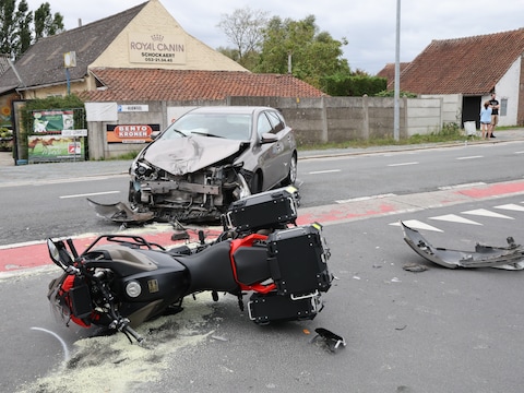 De motorrijder werd aangereden op de Moorselbaan in Aalst, aan het kruispunt met de Paddevijverstraat.