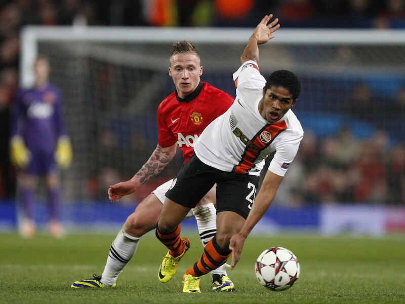 Douglas Costa (rechts) in een Champions League-duel in actie tegen Alexander Büttner van Manchester United.