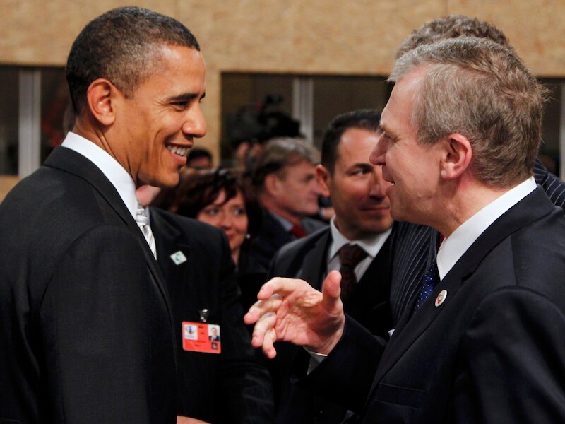 Premier Leterme, achter hem staat defensieminister De Crem, begroet Barack Obama.