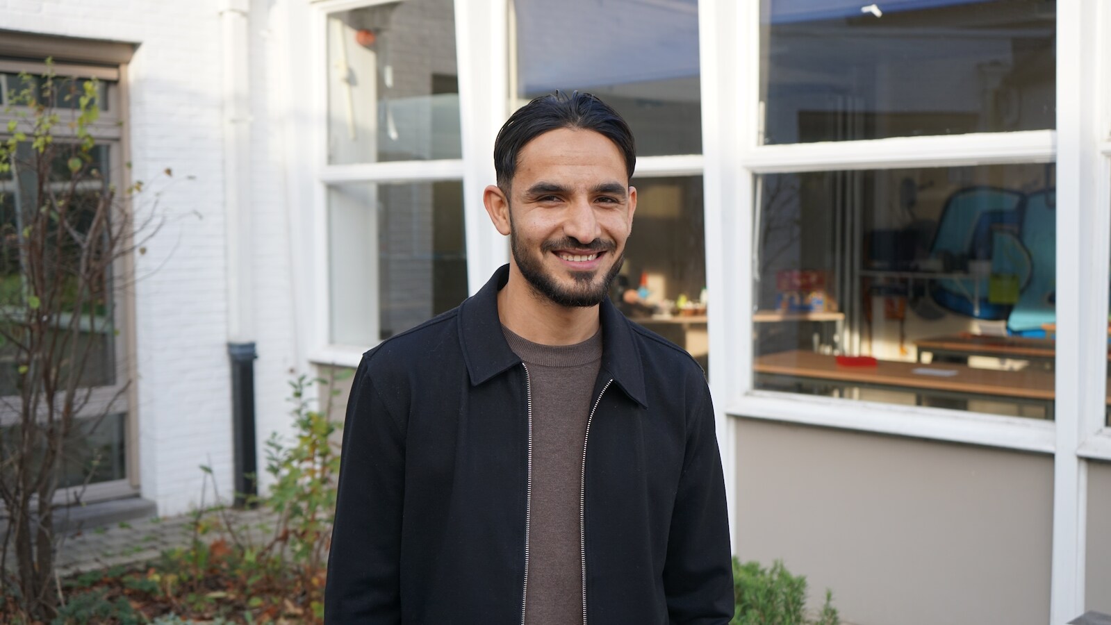 Rezwan (25) uit Afghanistan werd tien jaar geleden opgevangen door ...