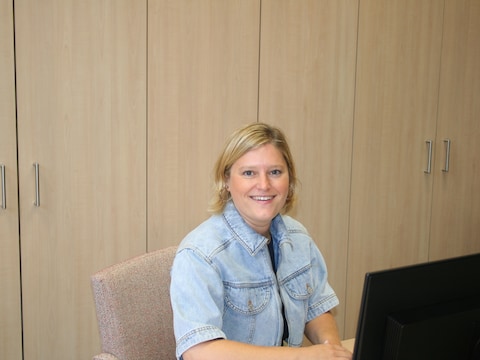 Nieuwe directeur Annelies op basisschool Dol-fijn in Eksaarde (eerste schooldag)