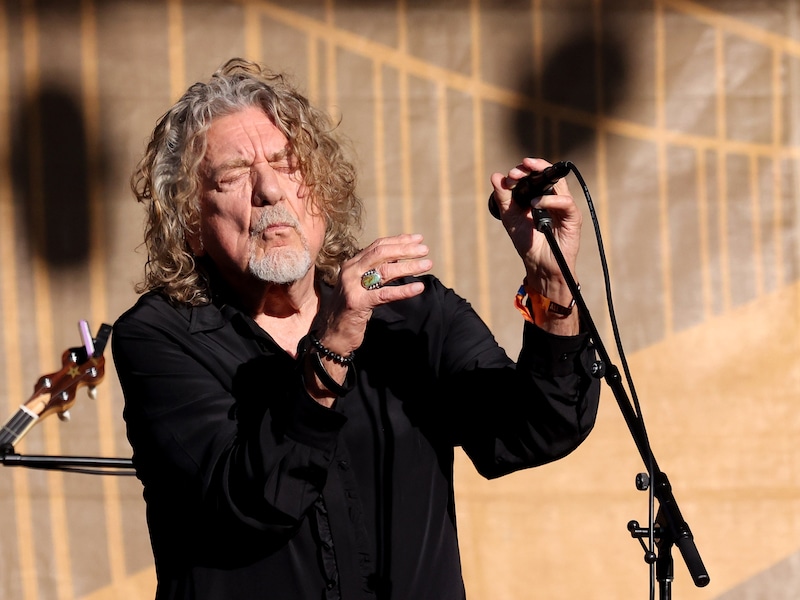 Robert Plant performs met Saving Grace tijdens Hardly Strictly Bluegrass Music Festival.