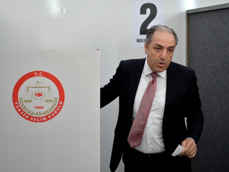 Campagneleider Mustafa Yeneroglu brengt in het Turkse consulaat in Keulen zijn stem uit voor het referendum dat de macht van president Erdogan verder moet uitbreiden.