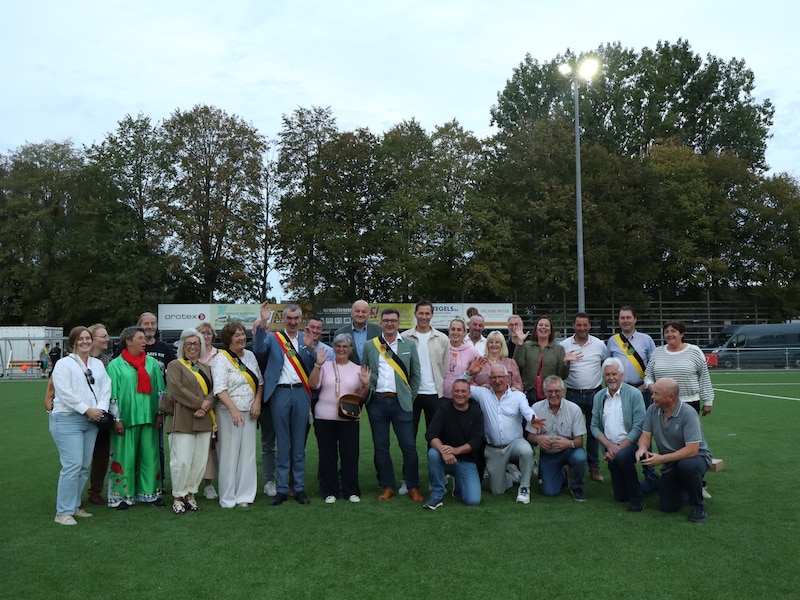 De inhuldiging van het kunstgrasveld in Oostrozebeke door ex-voetballer Sammy Bossut.