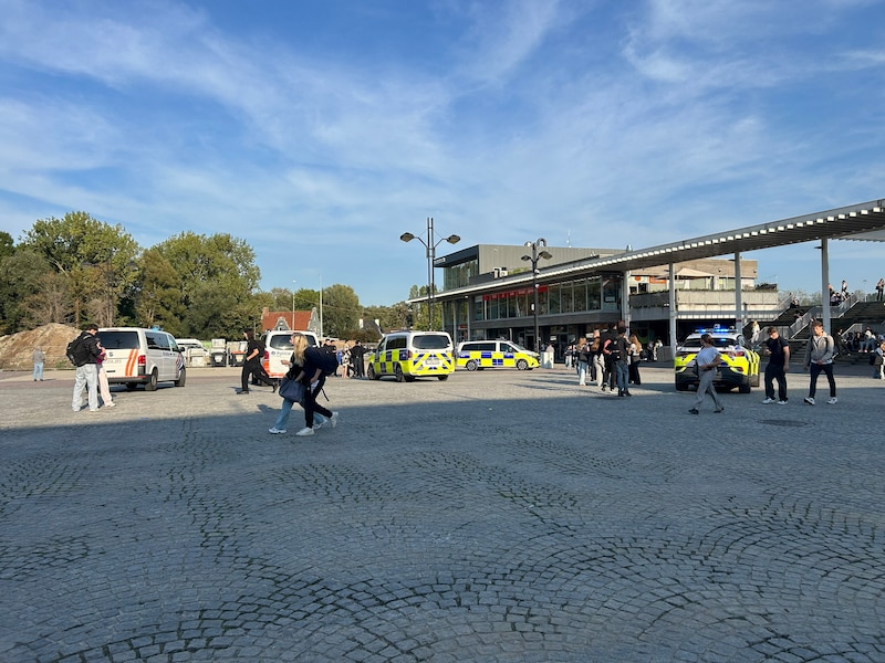 Politieagenten aan het station in Brugge.
