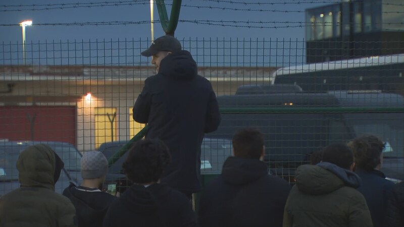 Aficionados en el aeropuerto de Ostende.