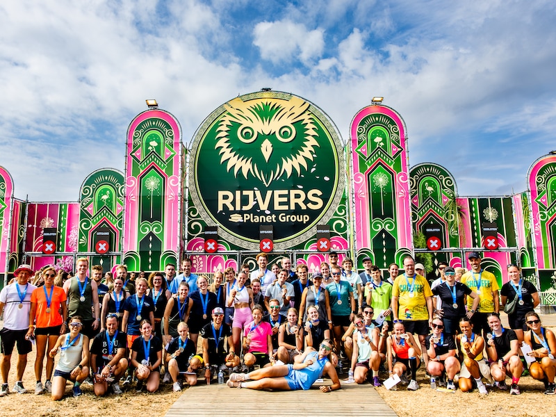 KIJK. Stien Edlund loopt vijf kilometer met festivalgangers in en rond Rijvers en begeleidt de opwarming: “Die kater lopen we weg”