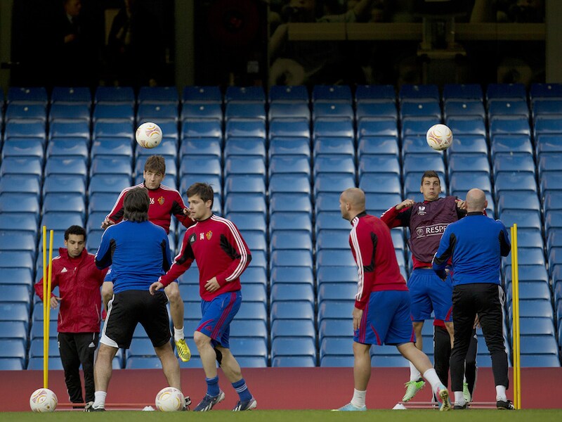 Spelers van Basel woensdag tijdens de training op Stamford Bridge.