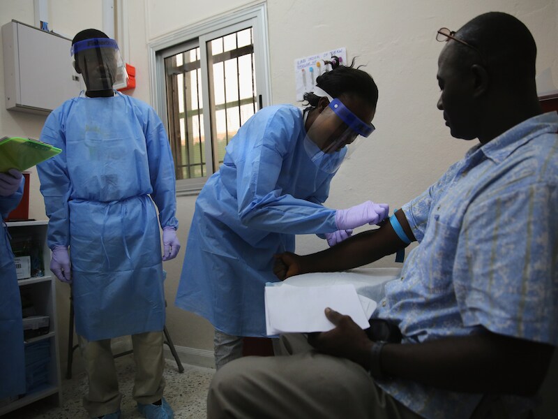 Een man neemt deel aan een klinische studie met het ebolavaccin in Liberia.