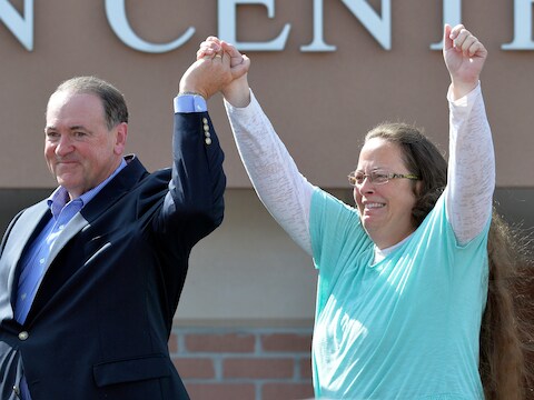 Kim Davis met Republikeins presidentskandidaat Mike Huckabee bij haar vrijlating.