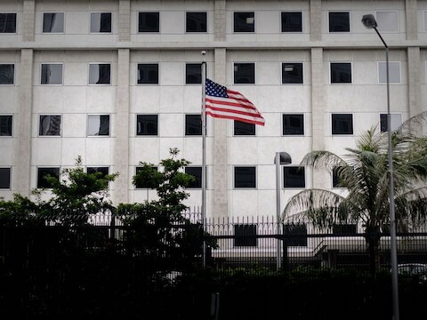 De amerikaanse vlag wappert voor het Amerikaanse consulaat in Hongkong