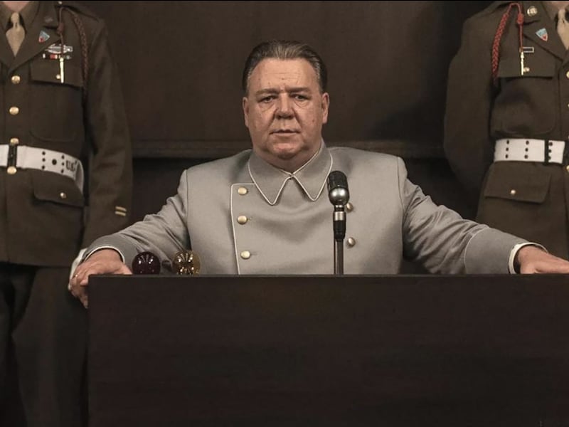 Russell Crowe speelt de rol van nazikopstuk Hermann Göring. 