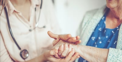 Huisarts (68) krijgt rijverbod nadat hij 95 km/u in bebouwde kom reed: “Ik kon sneller bij patiënt zijn dan de ambulance”