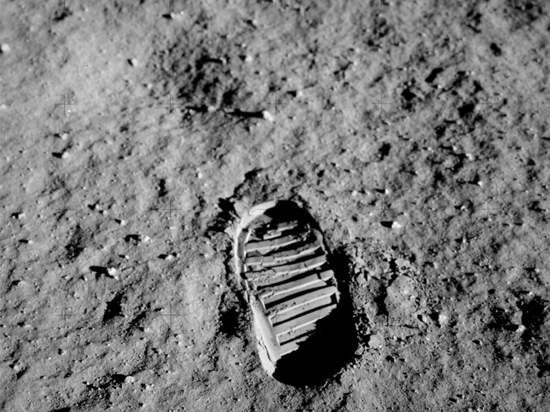 Het maanstof heeft bijzondere eigenschappen; zo zijn schoenafdrukken zoals deze, van Buzz Aldrin, er heel goed in te zien