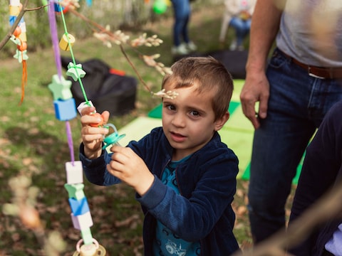 Kinderen kunnen tijdens het evenement afscheid nemen van hun tut door het in de boom te hangen