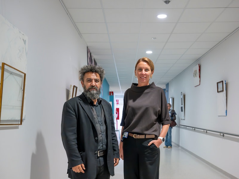 Kunstenaar Ben Benaouisse en ziekenhuisdirecteur Sarah Stroo openden samen de expo.