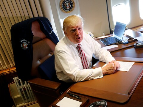 Donald Trump aan het werk in 'Airforce One'.