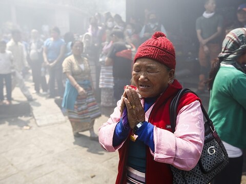 Nepalese vrouw rouwt om de omgekomen sherpa's