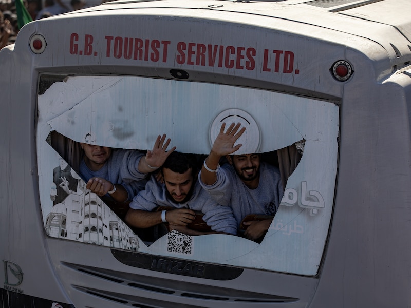 Gedeporteerde Palestijnse gevangenen verblijven in luxehotel in Egypte, niemand weet waar ze heen moeten 