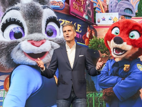 De nieuwe CEO van Disney Josh D'Amaro tijdens een voorstelling in Disney Resort Shanghai (archiefbeeld)