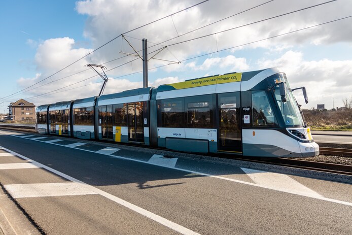 Cipier zit zelf nacht in cel na openbare zedenschennis op kusttram ...
