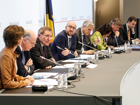 Toplui van Electrabel en GDF Suez met vertegenwoordigers van de federale regering bij de persconferentie over de deal rond de kerncentrales.