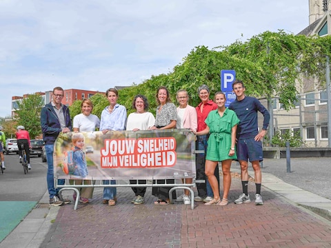 Opvallende spandoeken moeten weggebruikers aansporen om hun snelheid in schoolomgevingen aan te passen.