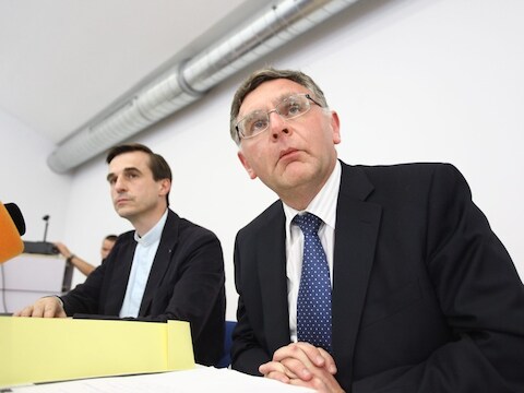 Woordvoerder Erik de Beukelaer (links) naast Fernand Keuleneer, advocaat van Kardinaal Godfried Danneels