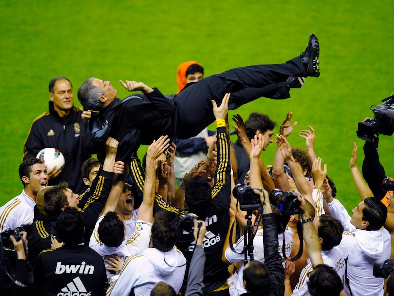 De spelers van Real Madrid gooiden hun succescoach vierend in de lucht.