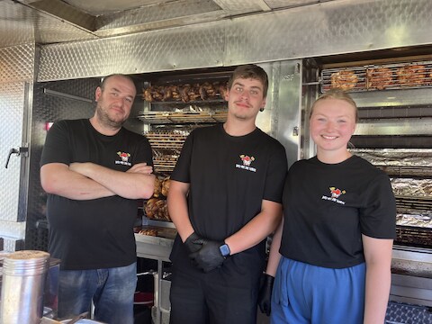 Vic Vermoens met zijn vaste helpers Jarne en Finley