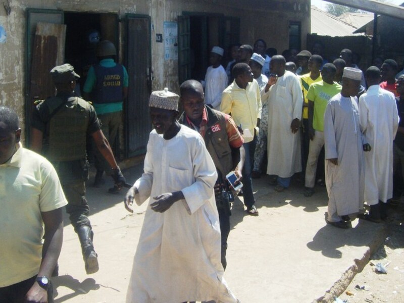Publiek buiten de rechtbank in Bauchi, noord-Nigeria. Ze eisen straffen tegen twee homoseksuele mannen die worden berecht. Deze zaak speelde in januari.
