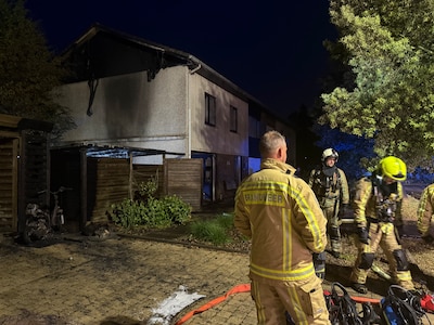 Sleutelen aan brommer loopt fout in Torhout, carport gaat in