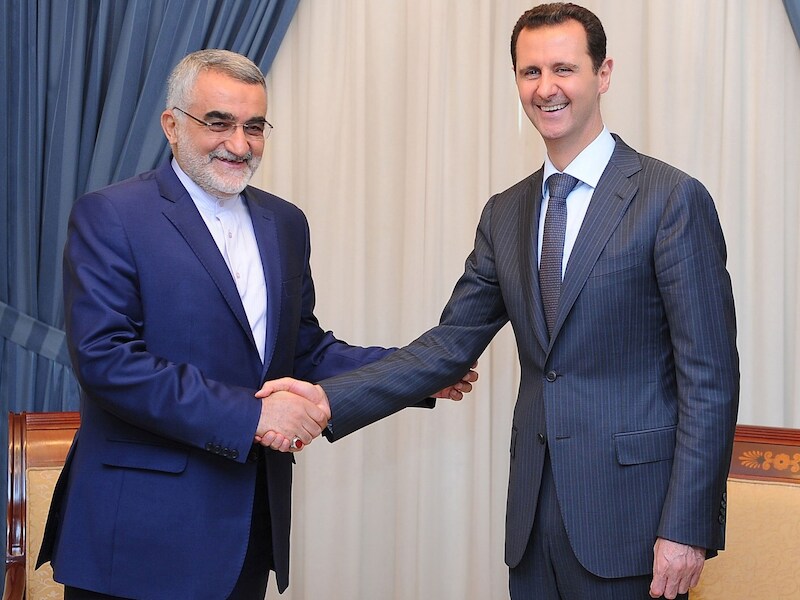 De Syrische president Bashar al-Assad met de Iraanse voorzitter van de parlementscommissie voor Buitenlandse Zaken, Alaeddin Boroujerdi.