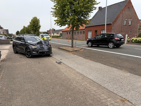 De auto's raakten elkaar op een kaarsrechte weg.