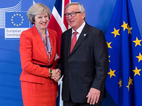 Brits premier Theresa May en Europees Commissievoorzitter Jean-Claude Juncker in oktober vorig jaar.