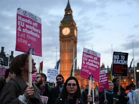 Britten demonstreren voor het parlementsgebouw in Londen voor de rechten van EU-burgers, die in Groot-Brittannië wonen en werken.
