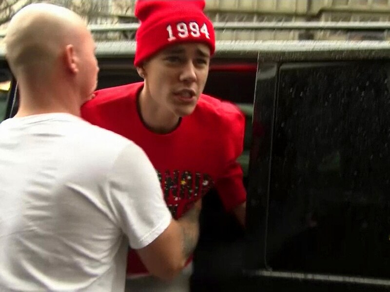Bieber op het moment dat hij in discussie gaat met een paparazzo.