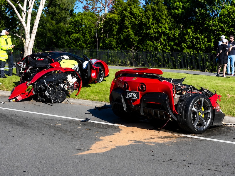 KIJK. Ferrari van half miljoen euro breekt bij crash in twee en dat was precies de bedoeling